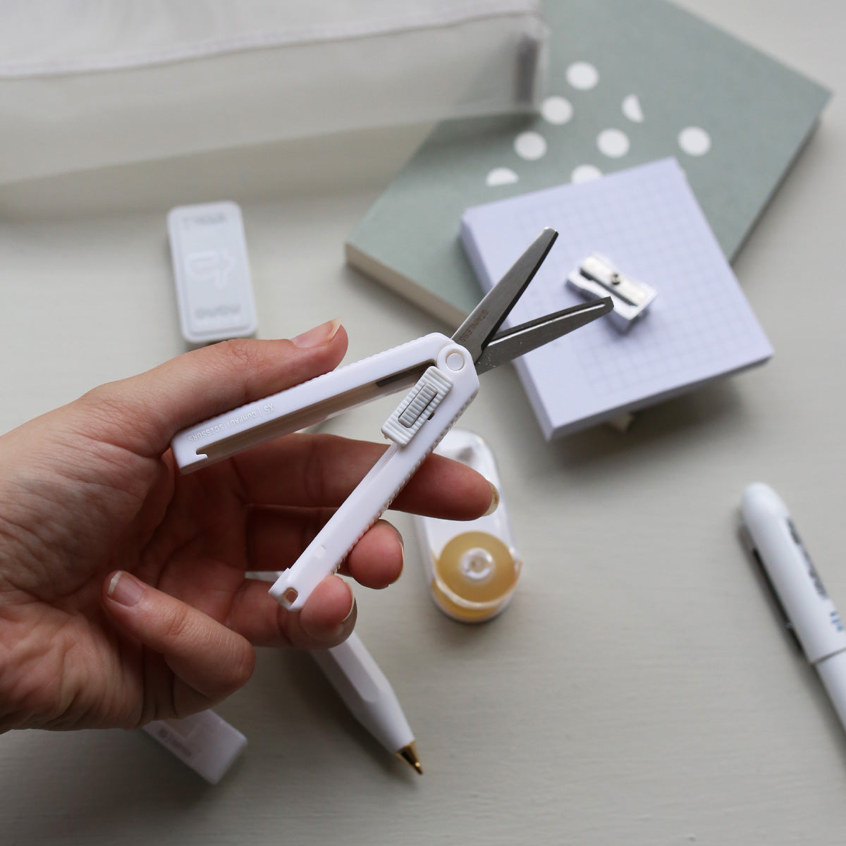 XS COMPACT SCISSORS // WHITE