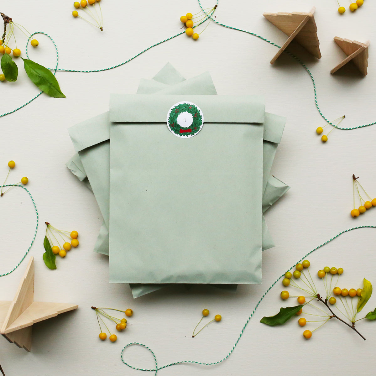 GREEN PAPER GIFT BAG // L