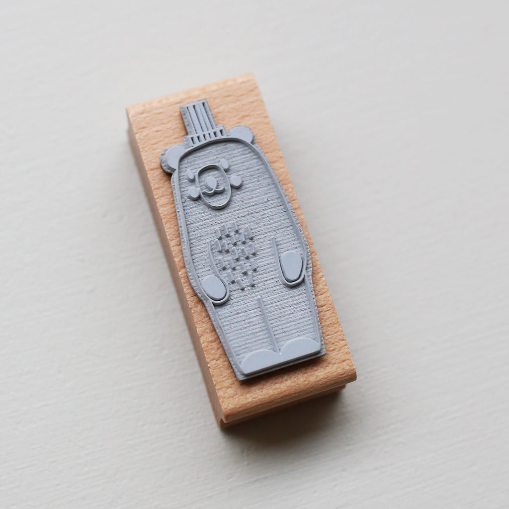 STEMPEL // BJØRN MED HAT